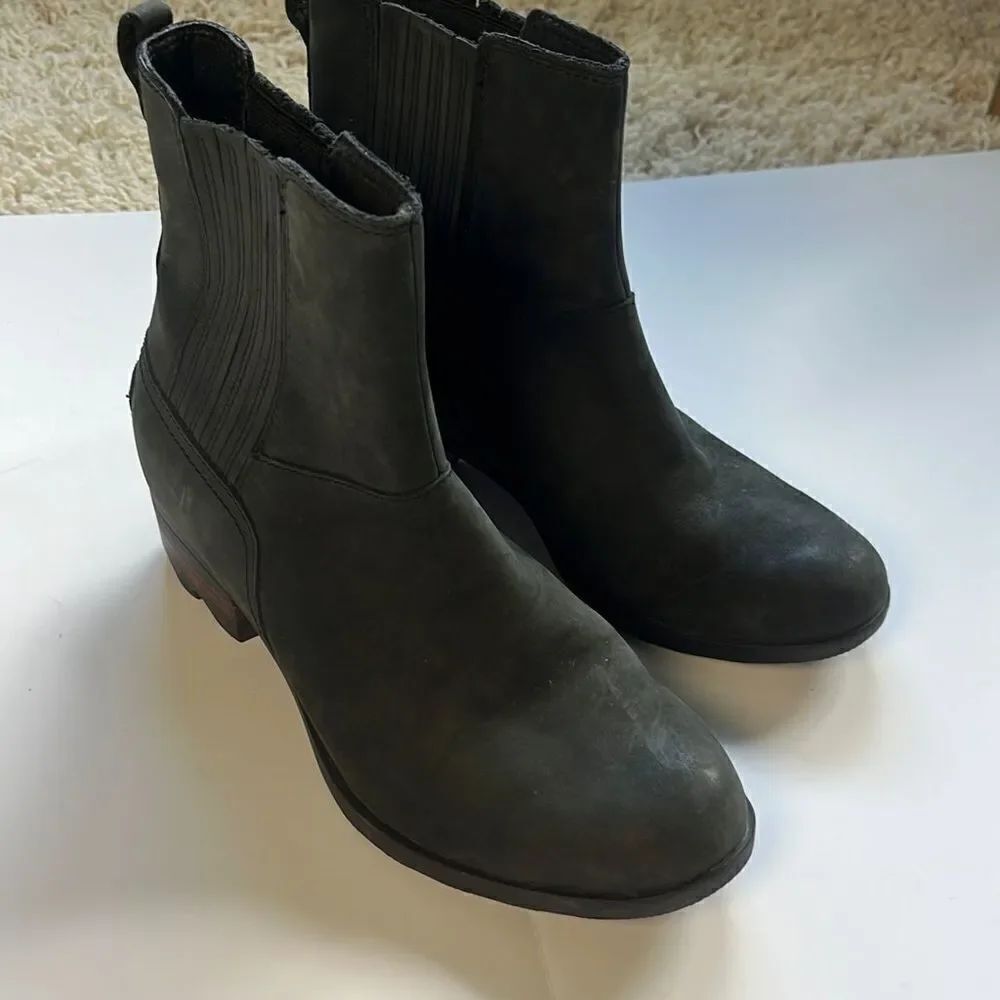 Sorel Women's Lolla Chelsea Boots (Black Suede) 7 Never worn outside